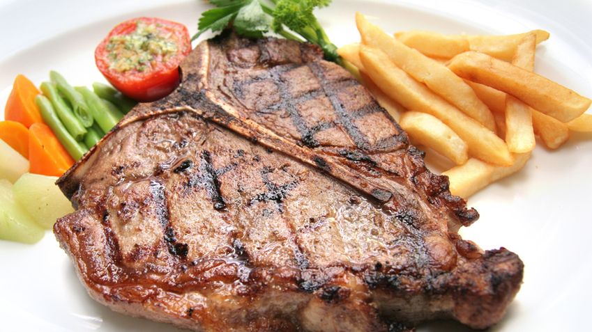 Grillowany rostbef wołowy T-bone (mięso i tłuszcz, II klasa mięsa)