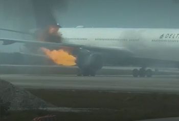 Horror w USA. Pasażerowie utknęli w palącym się samolocie
