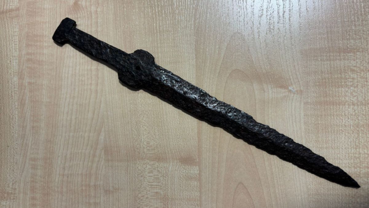 Mężczyzna próbował sprzedać starożytny sztylet