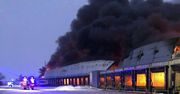 Tarnowo Podgórne: Strażacy walczą o ogromnym pożarem hali magazynowej. W akcji ponad 30 zastępów straży pożarnej