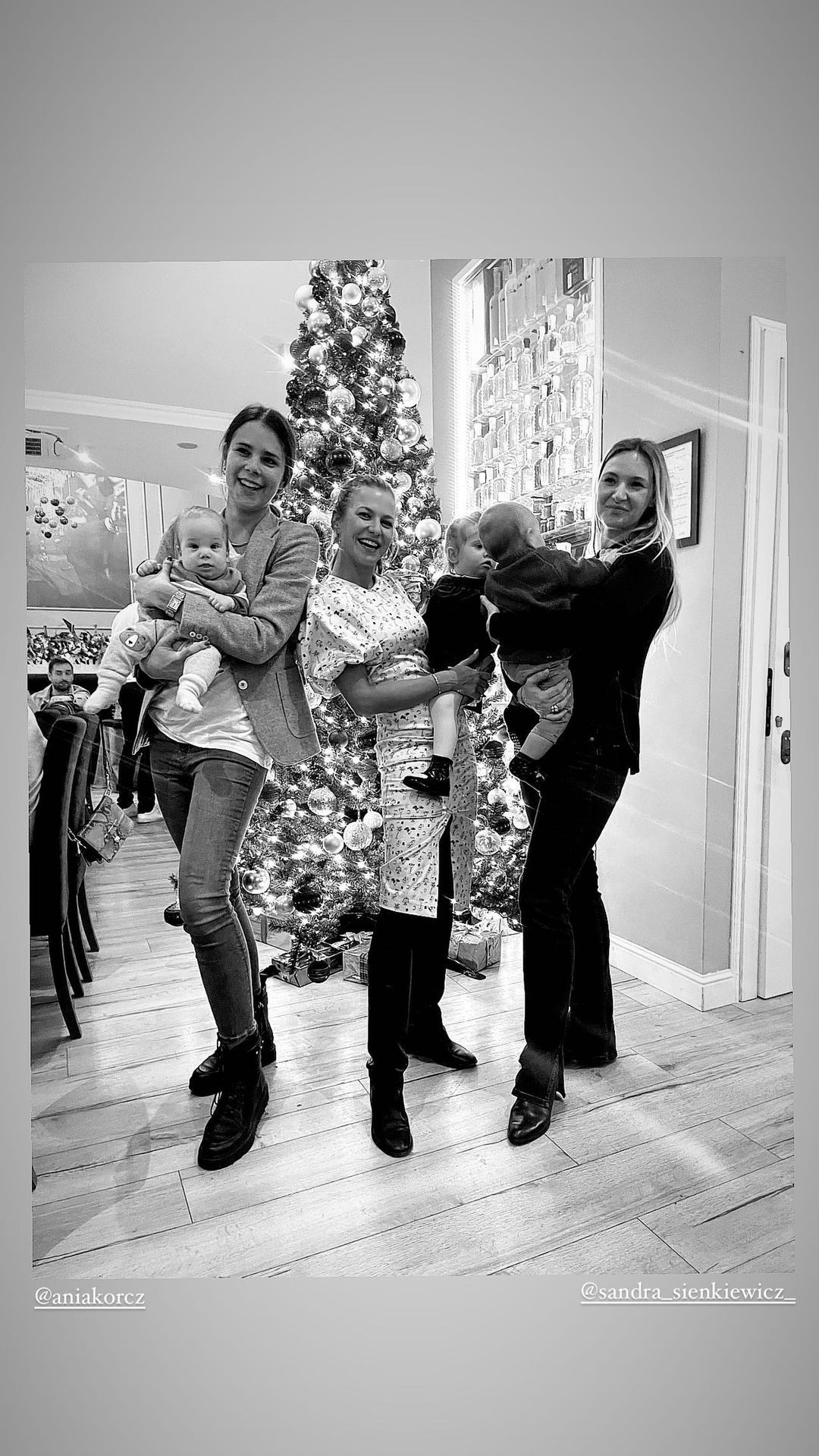 Anna Lewandowska na przyjęciu świątecznym z córkami