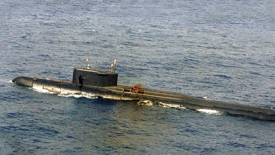 Okręt K-219 na powierzchni. Widoczne uszkodzenia kadłuba nad jednym z silosów