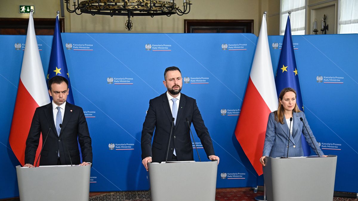 Warszawa, 30.04.2024. Szef MON Władysław Kosiniak-Kamysz (C), minister funduszy i polityki regionalnej Katarzyna Pełczyńska-Nałęcz (P) oraz minister finansów Andrzej Domański (L) na konferencji prasowej po posiedzeniu Rady Ministrów w Warszawie, 30 bm. Rząd przyjął Wieloletni Plan Finansowy Państwa na lata 2024�2027. (ad) PAP/Radek Pietruszka