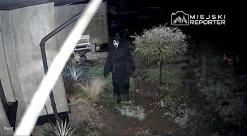 Serock: Zakłada maskę z horroru “Krzyk” i wpatruje się przez okna