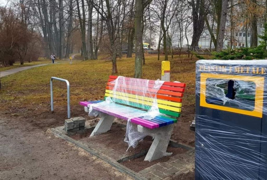 W Kielcach zawrzało. W nocy przemalowano "ławki LGBT"