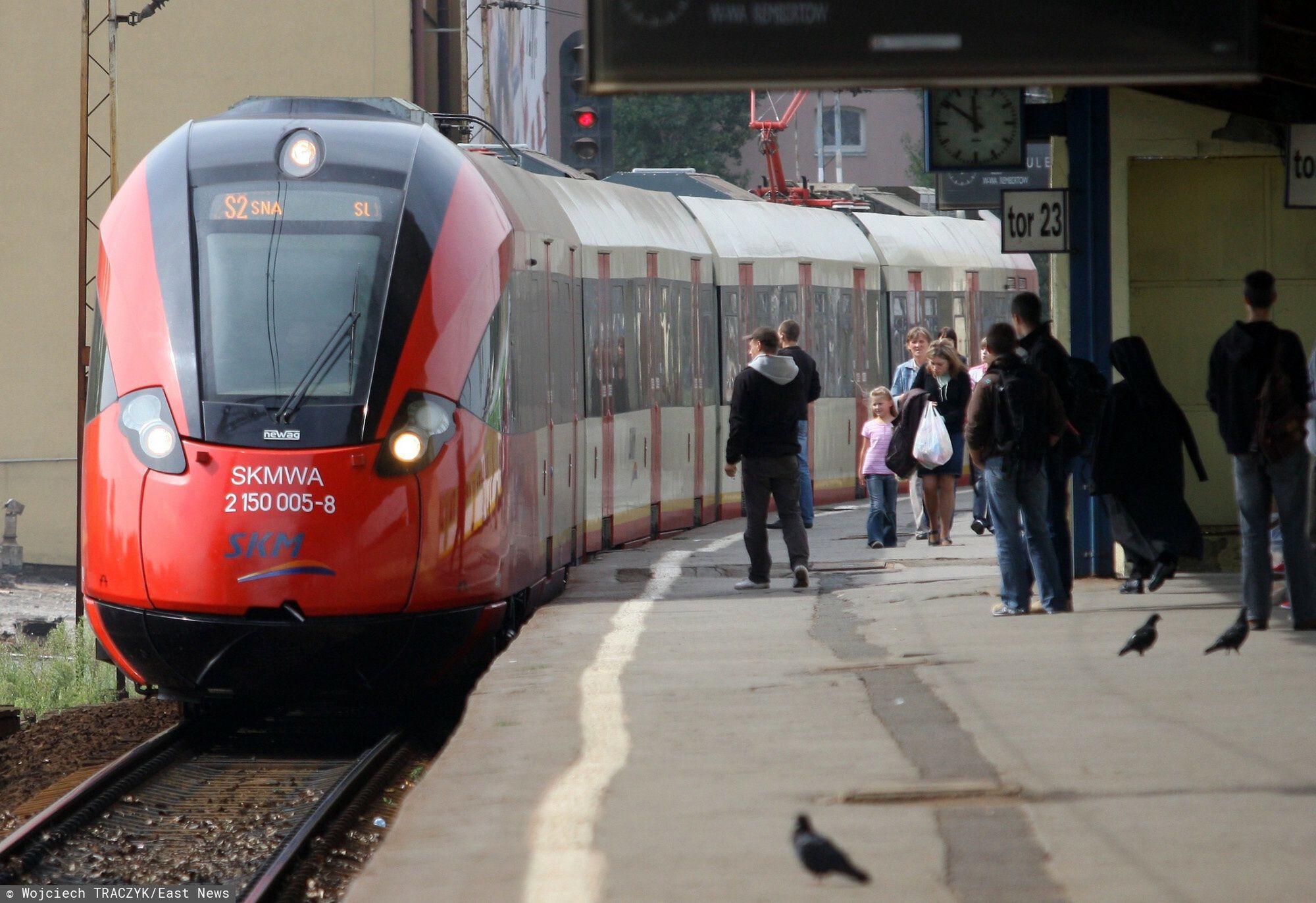 Od 1 wrze?nia rusza SKM do Otwocka
PHOTO: WOJCIECH TRACZYK / EAST NEWS 
OTWOCK - WARSZAWA 
OD PIERWSZEGO WRZESNIA DO OTWOCKA ZACZNIE DOJEZDZAC SZYBKA KOLEJ MIEJSKA - MA TO ZACHECIC MIESZKANCOW DO POZOSTAWIENIA SWOICH AUT I PRZESIADKI DO POCIAGU. NIESTETY SKLADY SKM BEDA DOCIERAC TYLKO DO STACJI WARSZAWA WSCHODNIA 
WSZYSTKIE ZDJECIA NA EAST NEWS 
30/8/2010
WOJCIECH TRACZYK
