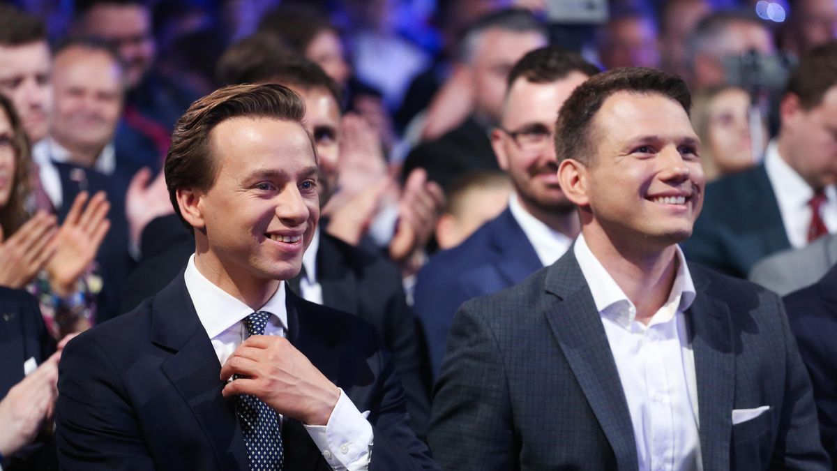 Krzysztof Bosak
Warszawa, 24.06.2023. Prezes Nowej Nadziei, wsp�przewodnicz�cy Konfederacji S�awomir Mentzen (P) oraz szef ko�a poselskiego Konfederacji Krzysztof Bosaku (L) czestnicz� w Centrum Kongresowo-Wystawienniczym Expo XXI w Warszawie, 24 bm. w konwencji politycznej Konfederacji.  (az/dw) PAP/Albert Zawada
Albert Zawada
konfederacja, konfederacji, konwencja, partii politycznej, polityczna, polityk, polityka, w Centrum Kongresowo-Wystawienniczym Expo XXI, w warszawie