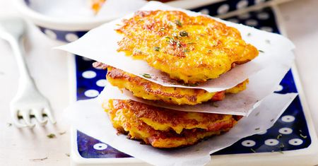 Mrożone hash brown (placki z ziemniaków) smażone na patelni na oleju rzepakowym
