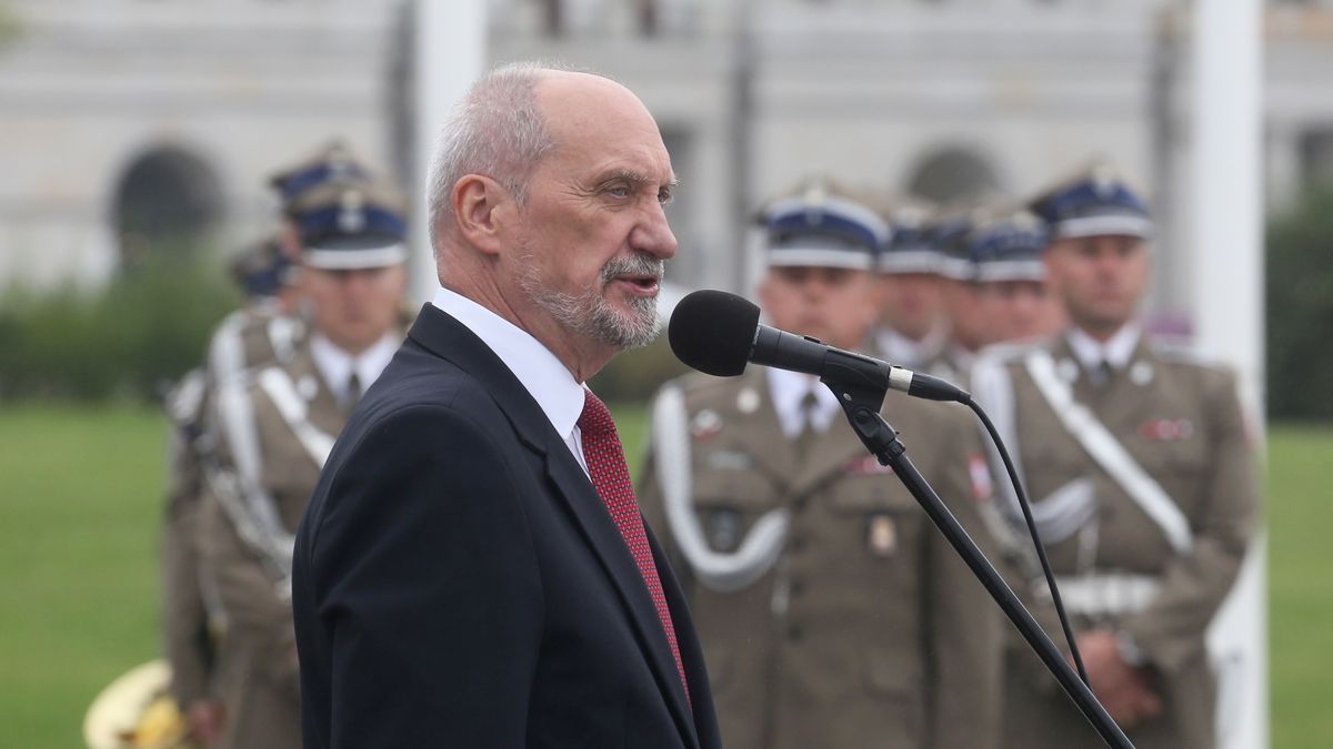 Antoni Macierewicz podczas uroczystości złożenia kwiatów na płycie Grobu Nieznanego Żołnierza w Warszawie, w ramach obchodów Dnia Weterana Walk o Niepodległość RP oraz 78. rocznicy wybuchu II wojny światowej