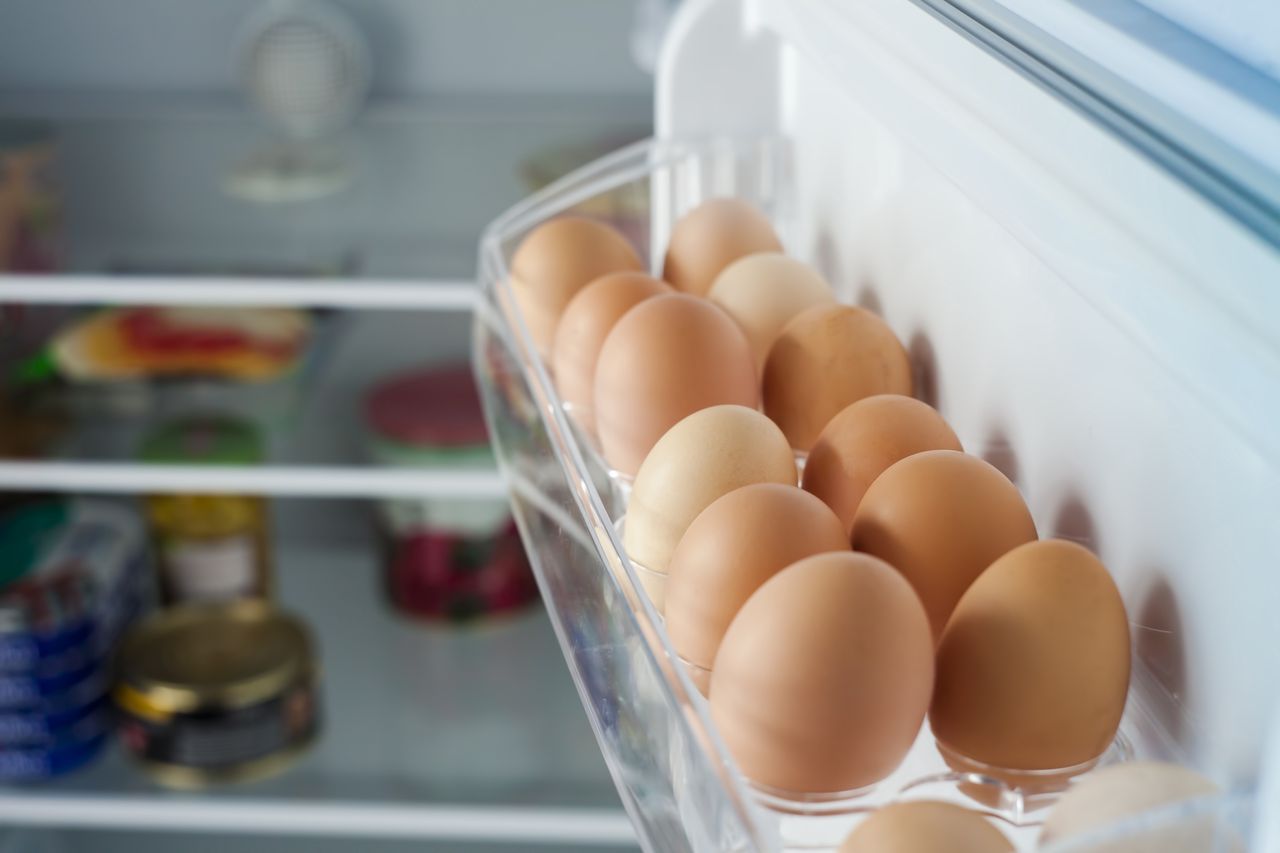 jajka na drzwiach lodówki