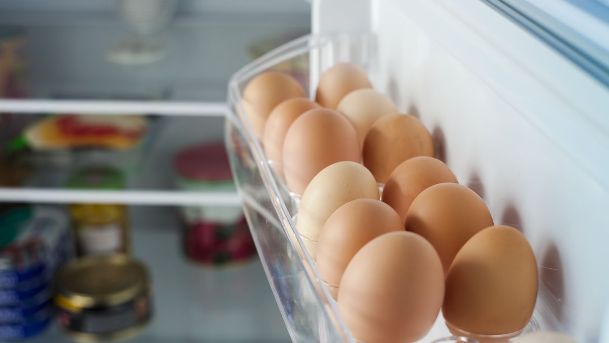 jajka na drzwiach lodówki
