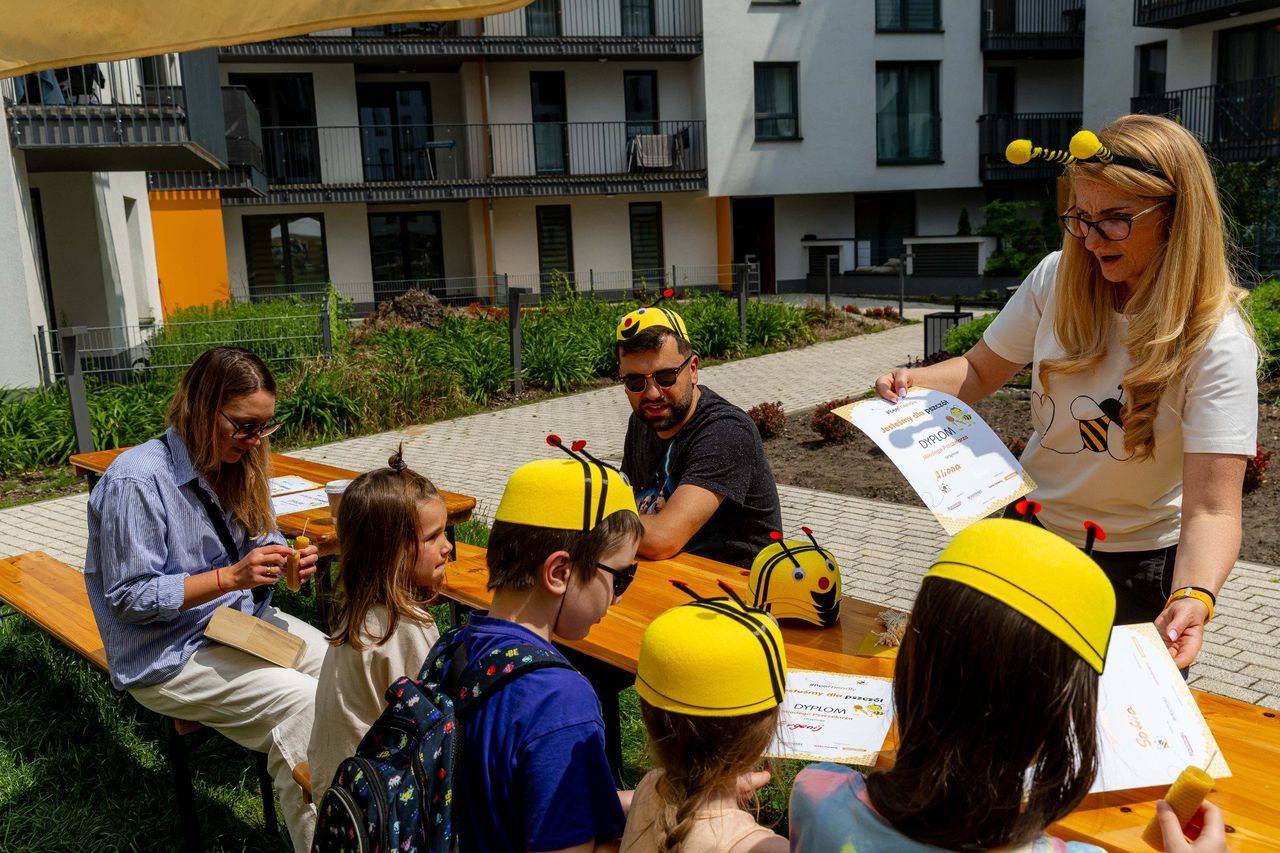 Piknik BeeFriendly w Białymstoku. Mieszkańcy Kopernika 2 poznawali tajemnice pszczół. Atrakcje połączone z Dniem Dziecka