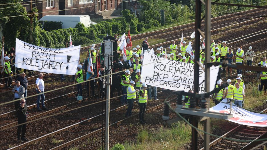 protest zwi�zkowc�w
Micha� Meissner
akcja protestacyjna strajkowa, blokada, kolej, kopalnia, PKP, PKP Cargo, protest, restrukturyzacja, strajk, tory, zwi�zkowcy, zwolnienia grupowe, kopalni, kopal�, likwidacja, pracownicy, redukcja etat�w, redukcji etat�w, wypowiedze�, zatrudnieni, zmniejszenia zatrudnienia, zmniejszenie zatrudnienia, kolejarze, kolejarzy, PKP Cargo Tabor, baner, banery, napis, napisy, nie zwalniajcie kolejarzy z PKP Cargo i PKP Cargo Tabor, premierze ratuj kolejarzy, premierze ratuj kolejarzy!