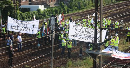 Stoi kolej na Śląsku. Zablokowali tory