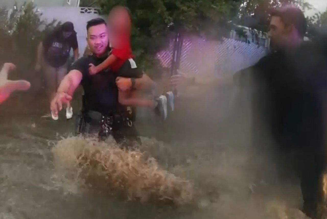 Kamera policjanta wszystko nagrała. Stalowe nerwy podczas szalejącej powodzi