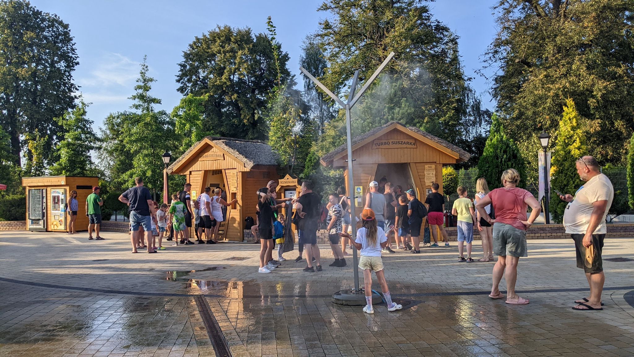 Zraszacze pomagają funkcjonować w upalny dzień