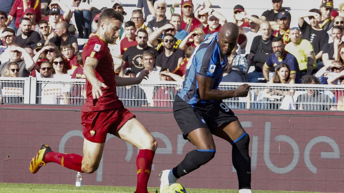 PAP/EPA / FABIO FRUSTACI / Na zdjęciu: Bryan Cristante (z lewej) i Romelu Lukaku