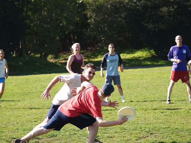 Ultimate frisbee (latające dyski) jest bardzo przyjemnym sportem zespołowym, a zarazem świetnym sposobem na spędzanie czasu wspólnie z przyjaciółmi, autor: Ernest McGray, Jr., źródło: flickr.com, licencja: CC BY-SA 2.0