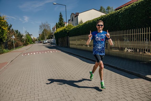 Na zdjęciu: Dariusz Nożyński biegnący w zeszłym roku w Warszawie otarł się o globalne zwycięstwo, fot. Dorota Szulc