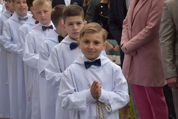 Uroczysta Pierwsza Komunia Święta w Nowym Tomyślu. Dzieci po raz pierwszy przyjęły Eucharystię