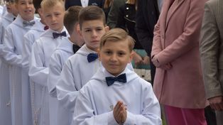 Uroczysta Pierwsza Komunia Święta w Nowym Tomyślu. Dzieci po raz pierwszy przyjęły Eucharystię