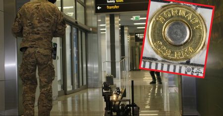 28-letni Brytyjczyk miał to w bagażu. Strażnicy ujawnili 11 sztuk
