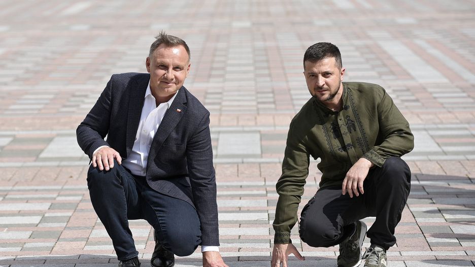 Meeting of Ukrainian and Polish President in Kyiv
KYIV, UKRAINE - AUGUST 23, 2022 - President of the Republic of Poland Andrzej Duda and President of Ukraine Volodymyr Zelenskyy (L to R) lay the foundations of the Alley of Courage in Konstytutsii (Constitution) Square outside the Verkhovna Rada building on National Flag Day, Kyiv, capital of Ukraine. Polish President Andrzej Duda has become the first political leader to inaugurate the personal plate on the Alley of Courage that was founded ahead of Ukraine's 31st Independence Day to celebrate the representatives of the countries who have been supporting Ukraine since the beginning of Russia's full-scale invasion of Ukraine.  
Dostawca: PAP/UKRINFORM
Kaniuka Ruslan
atak Rosji na Ukrain�, inwazja rosyjska, Wojna na Ukrainie, Wojna w Ukrainie, Volodymyr Zelensky, Wo�odymyr Ze�enski