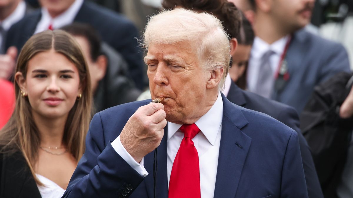 2025 Easter Egg Roll at the White House
epa12044945 US President Donald Trump blows a whistle to start the race during the 2025 Easter Egg Roll on the South Lawn of the White House in Washington, DC, USA 21 April 2025.  EPA/SAMUEL CORUM / POOL 
Dostawca: PAP/EPA.
SAMUEL CORUM / POOL
celebration, tradition, party