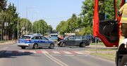 Poważny wypadek w Grodzisku Wielkopolskim. Zderzyły się dwa pojazdy, jeden z nich potrącił mężczyznę z dzieckiem