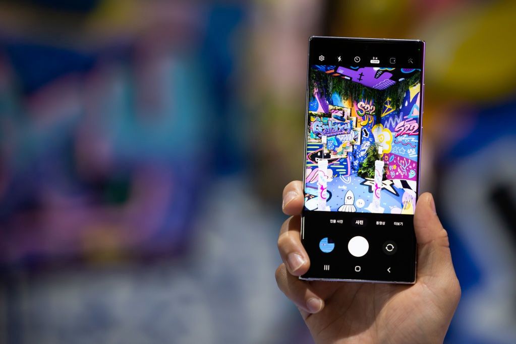 Samsung zgłosił patent na smartfon z dodatkowym przezroczystym wyświetlaczem