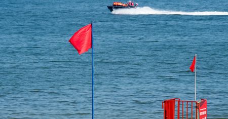 Zamknięte kąpieliska nad Zatoką Gdańską. Na plażach znaleziono mazut