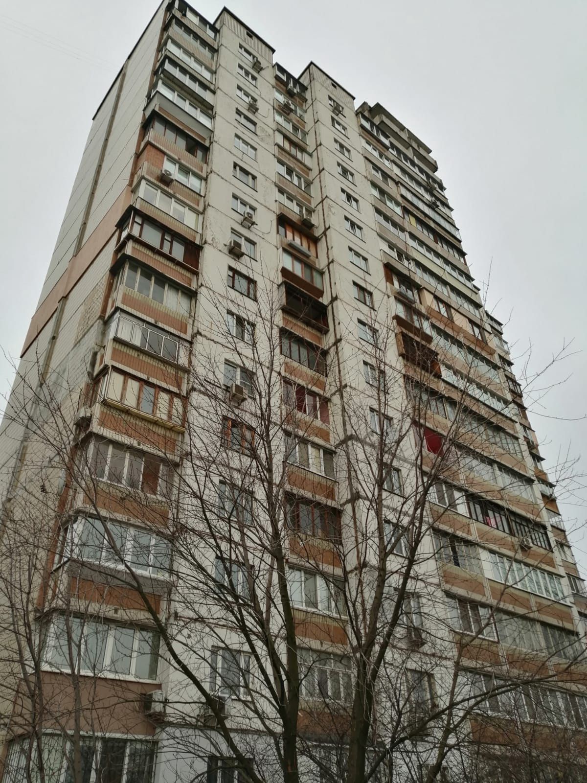 W tym bloku na 16. piętrze mieszkają w Kijowie rodzice Leny