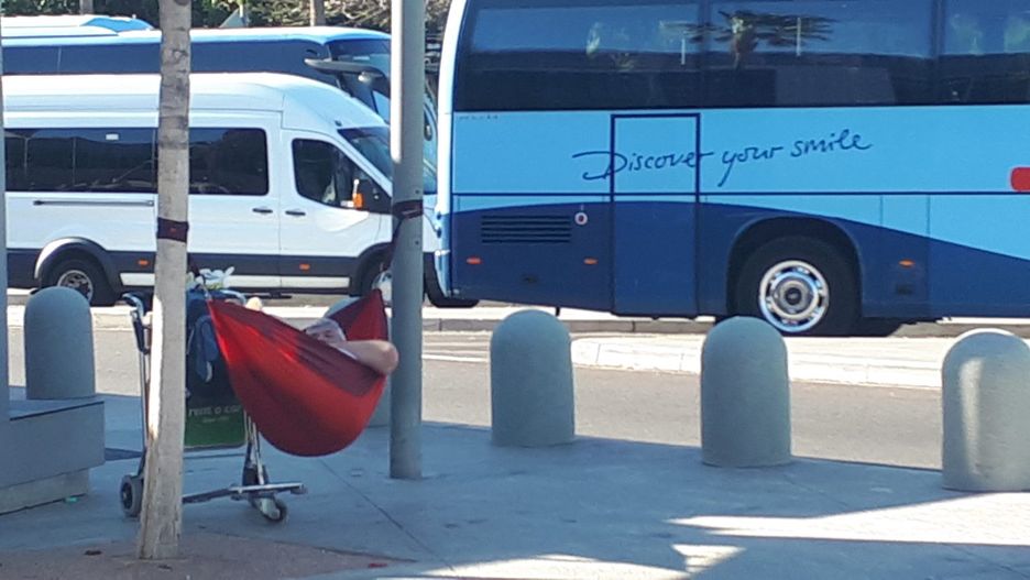 Turyści mają naprawdę dziwne pomysły - tutaj jeden spał na hamaku przed lotniskiem