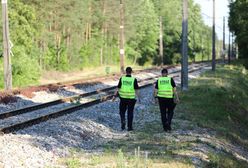 Nastolatkowie wspinali się na słup trakcji kolejowej. 13-latek trafił do szpitala