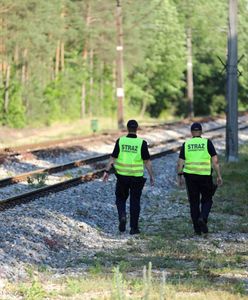 Nastolatkowie wspinali się na słup trakcji kolejowej. 13-latek trafił do szpitala