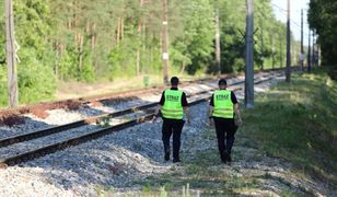 Nastolatkowie wspinali się na słup trakcji kolejowej. 13-latek trafił do szpitala