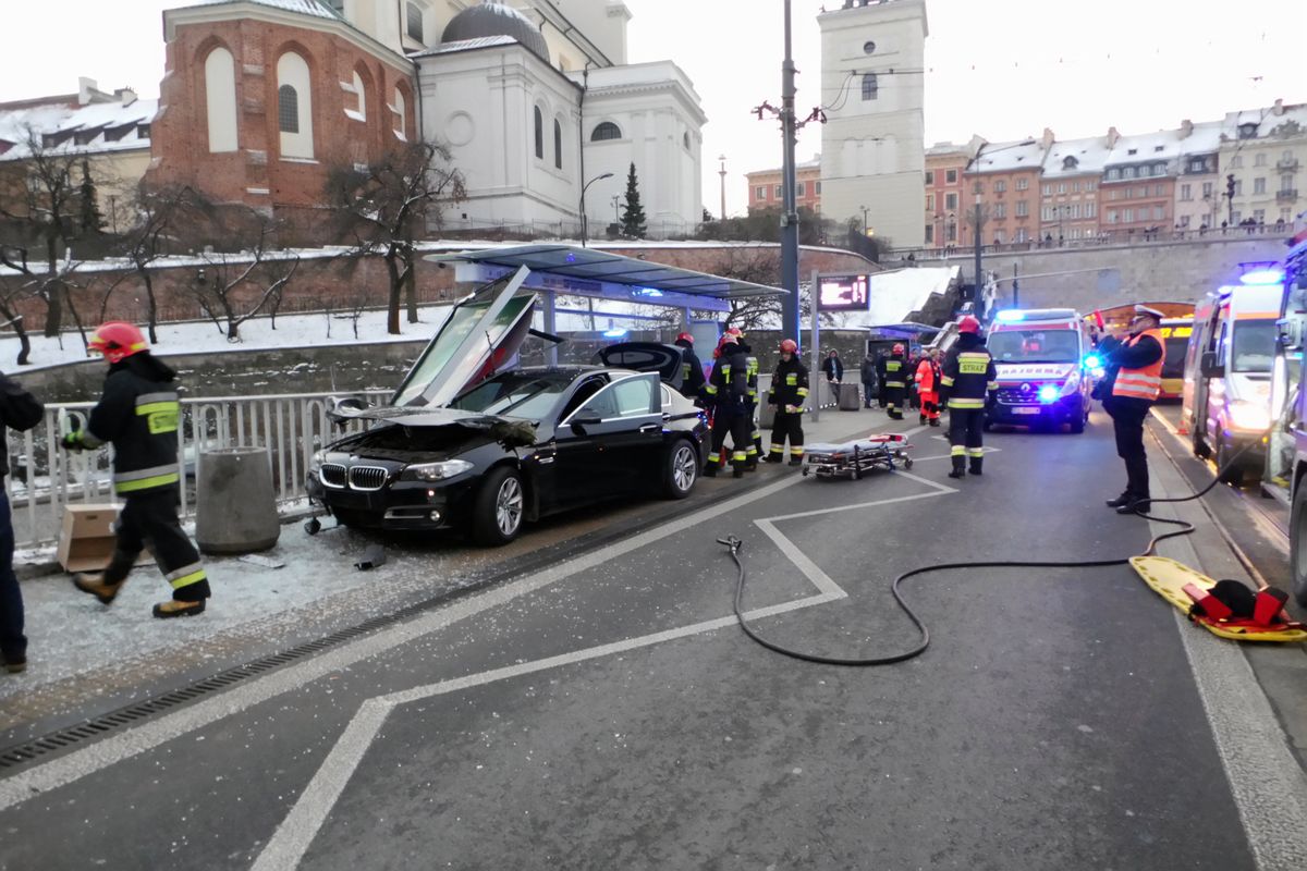 BMW wjechało w przystanek w Warszawie. Są ranni