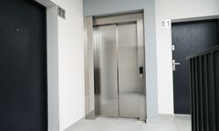 Mężczyźni utknęli w windzie. Jednemu grożą trzy lata więzienia