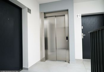 Mężczyźni utknęli w windzie. Jednemu grożą trzy lata więzienia