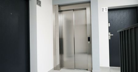 Mężczyźni utknęli w windzie. Jednemu grożą trzy lata więzienia