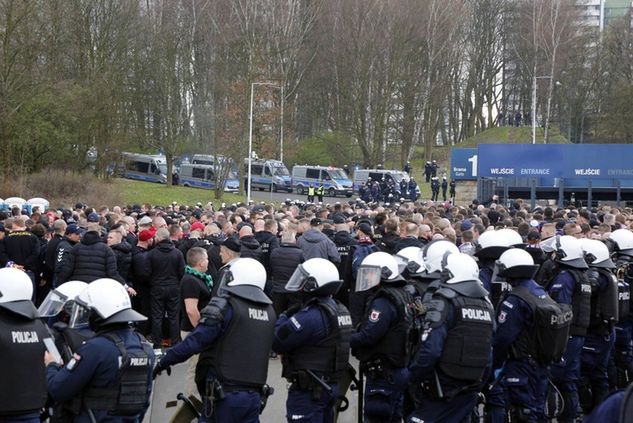 Na zdjęciu: policja przed meczem Ruch - Górnik (fot. Newspix/Tomasz Wantula)