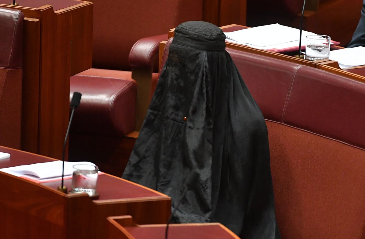W czarnej burce przyszła na posiedzenie Senatu. Tak nawołuje do zakazu noszenia zasłon