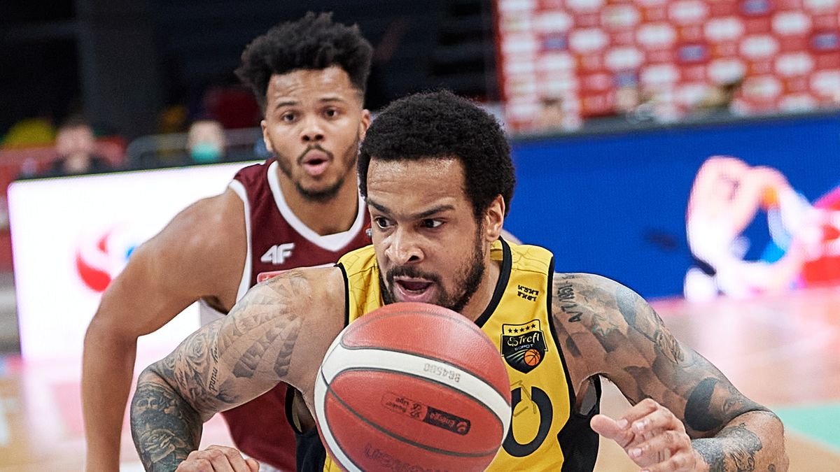 PAP / Adam Warżawa / Na zdjęciu: zawodnik Trefla Sopot Brandon Young (przód) i Admon Gilder z PGE Spójni Stargard