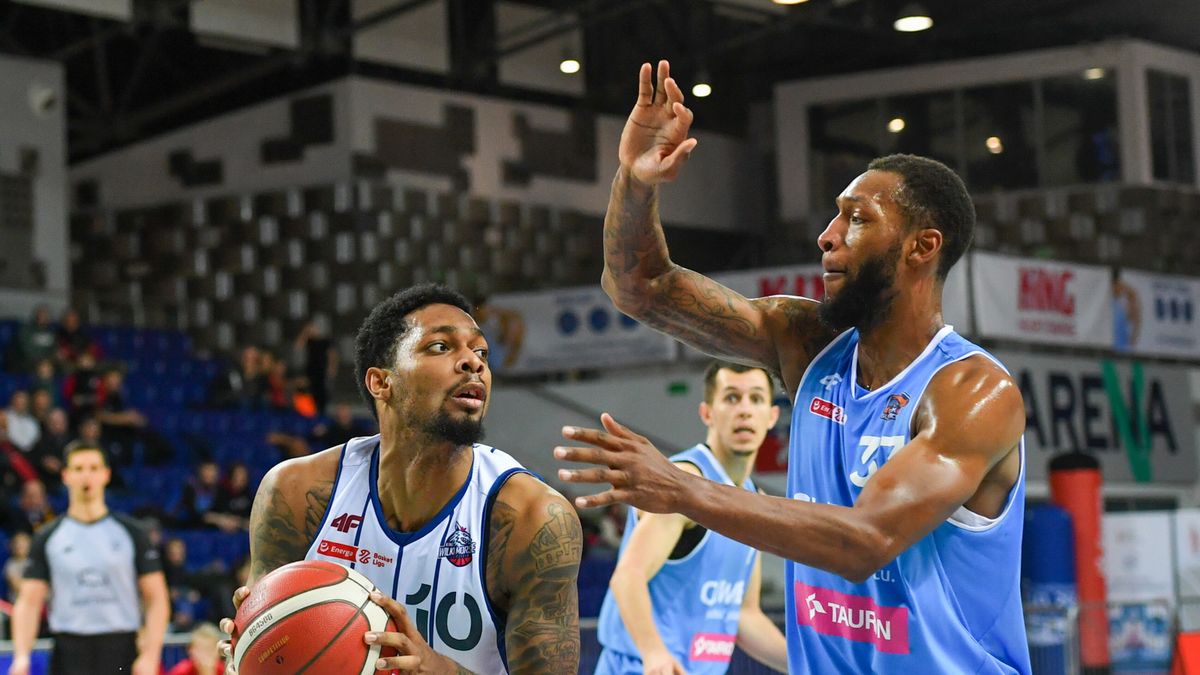 PAP / Marcin Bielecki / Na zdjęciu: Phil Fayne (z piłką) i Kamari Murphy (z prawej)