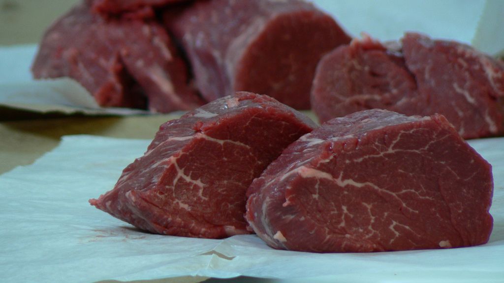 Surowa polędwiczka wołowa (steki, mięso i tłuszcz)