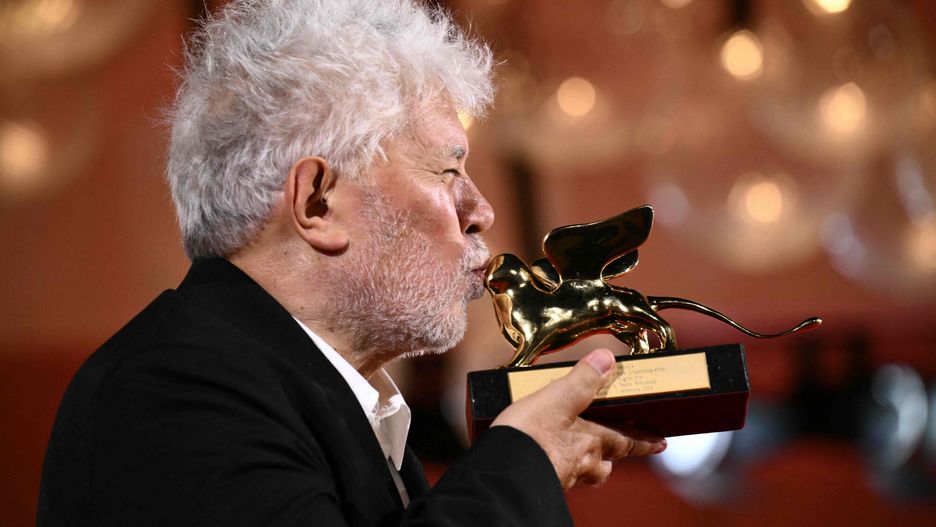 Pedro Almodovar odbiera nagrodę na festiwalu w Wenecji