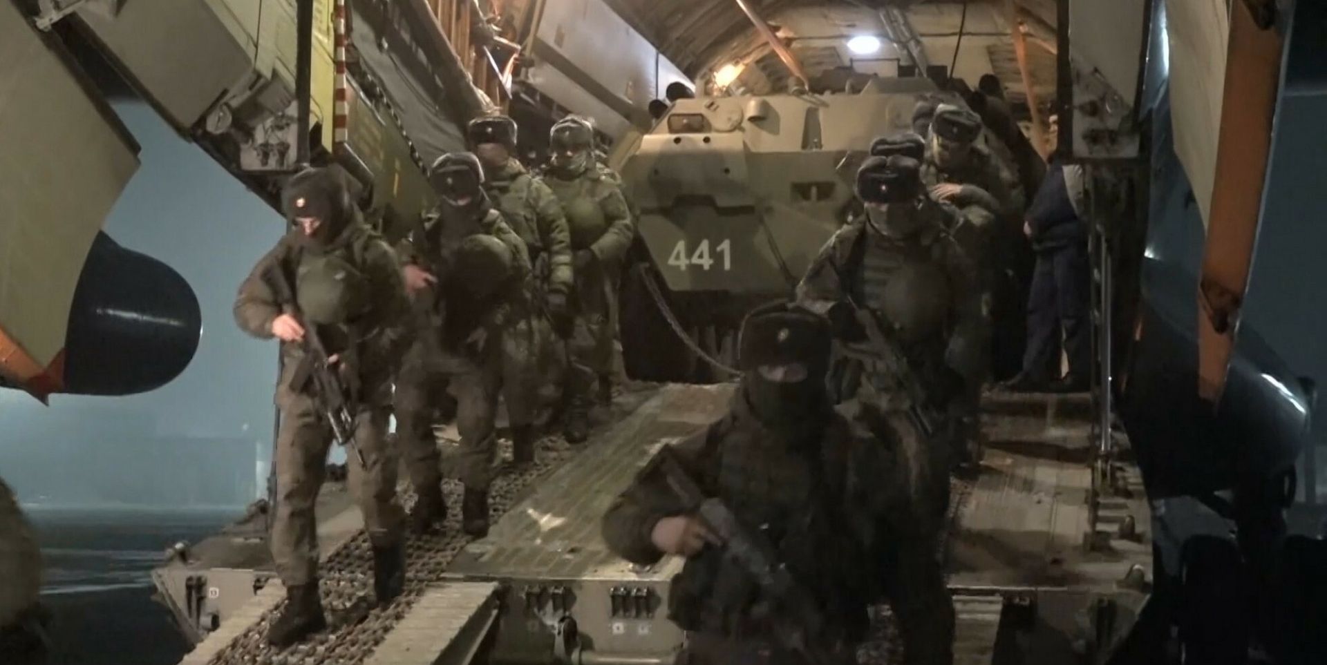Kadr z nagrania opublikowanego przez rosyjskie ministerstwo obrony. Żołnierze i sprzęt wojskowy Rosyjskich Sił Powietrznych, działających w ramach Organizacji Układu o Bezpieczeństwie Zbiorowym, podczas wyładunku na lotnisku w Kazachstanie