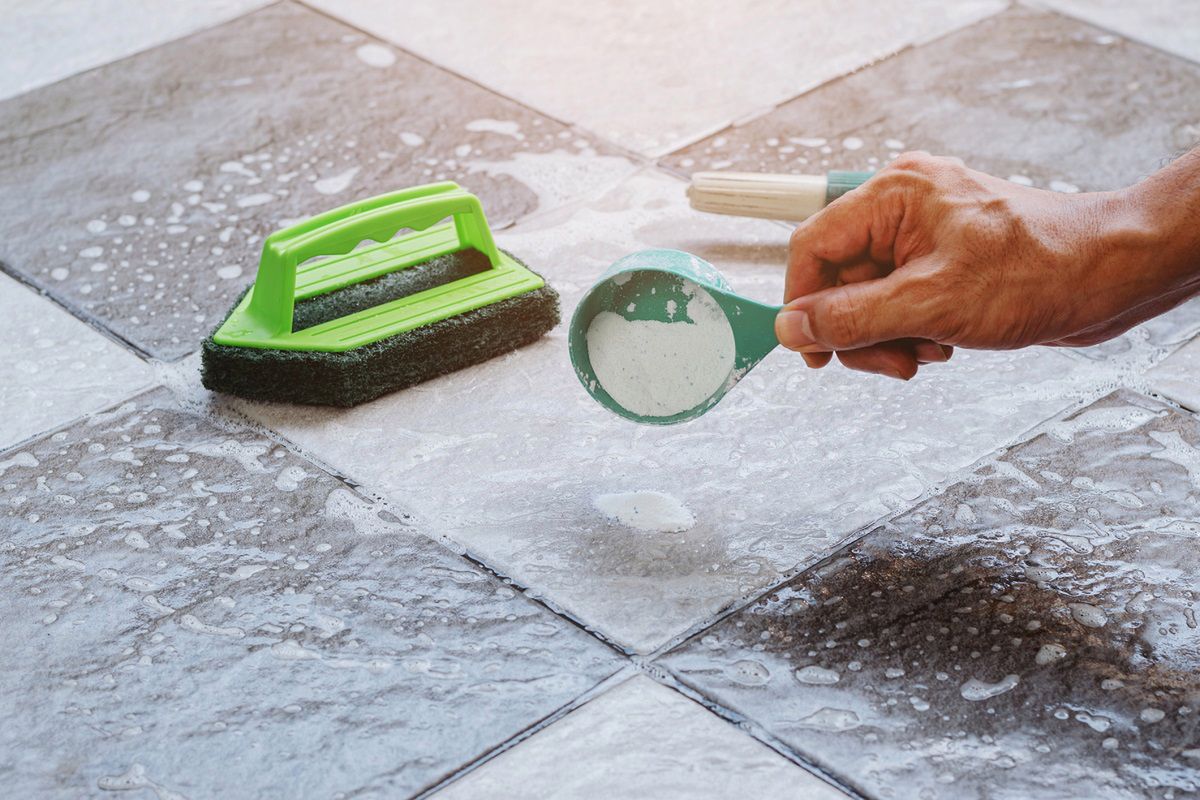 Czym czyścić płytki na podłodze? Fot. Getty Images