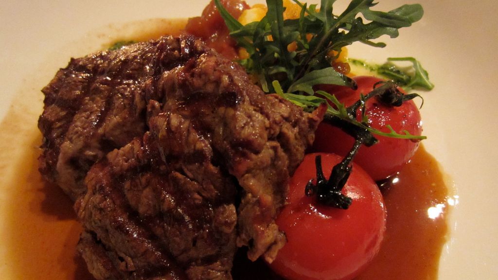 Opiekana polędwiczka wołowa (steki, mięso i tłuszcz)