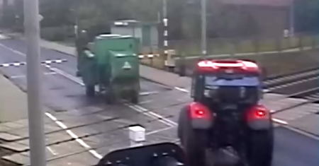Co oni wyprawiają? Chwile grozy na przejeździe kolejowym w Świerczach